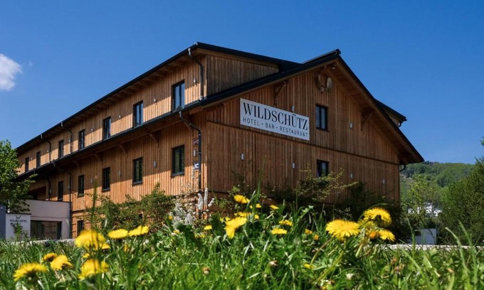 Altmuenster Hotel | Enjoy Oceanfront Bliss at Aktivhotel Wildschütz