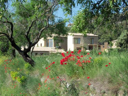 Santa Eulalia de Gallego House | Discover Alén D'Aragón: Pet-Friendly Retreat with Top Reviews