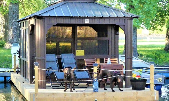 Saint-Paul-de-l'Ile-aux-Noix Cabin | Discover Aloberge 1: Family-Friendly Retreat in Saint-Paul