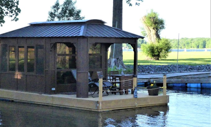Saint-Paul-de-l'Ile-aux-Noix Cabin | Discover Aloberge 6: Pet-Friendly Stay in Saint-Paul