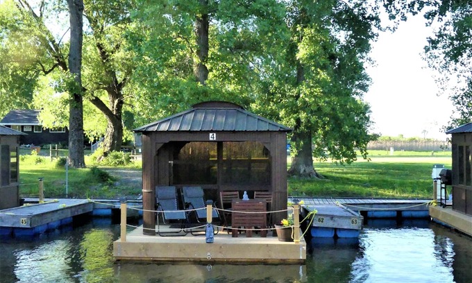 Saint-Paul-de-l'Ile-aux-Noix Cabin | Welcoming Aloberge 4: Pet-Friendly Retreat in Saint-Paul