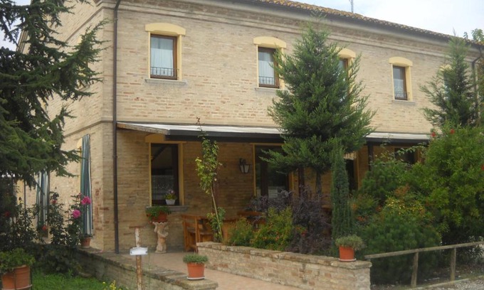 Corinaldo Hotel | Comfortable Al Casolare: Pet Friendly with Daily Breakfast