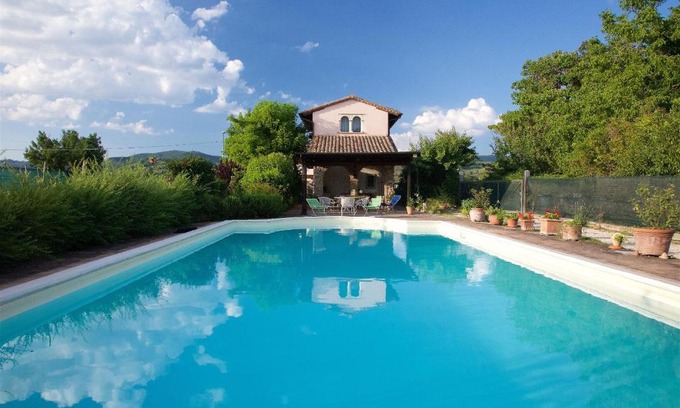 Bastia Umbra Bed & Breakfast | Pet-Friendly B&B with Pool & Ocean Views in Assisi