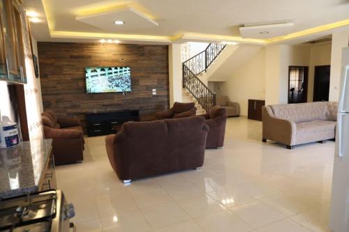 Suwailih Ski Chalet | Relax at Al-Hanan Villa: Family-Friendly & Pet-Welcoming