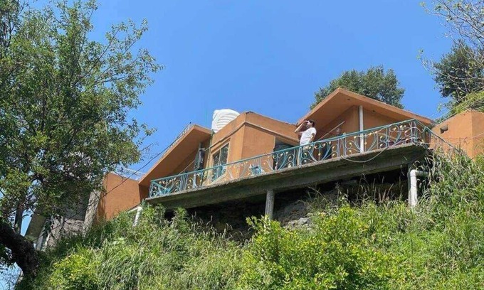 Dhirkot House | Cozy Al Miraj Guest House: Breakfast & Family Friendly