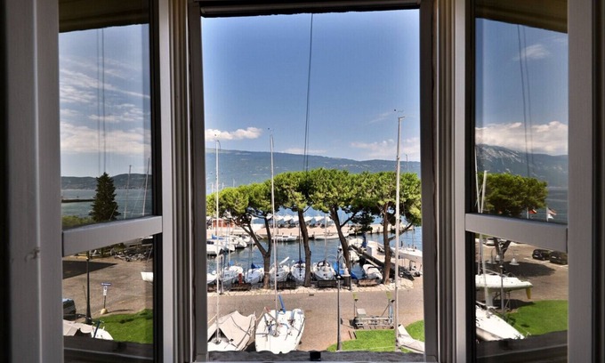 Bogliaco Apartment | Scenic Appartamento Al Porto Vecchio with Lake View