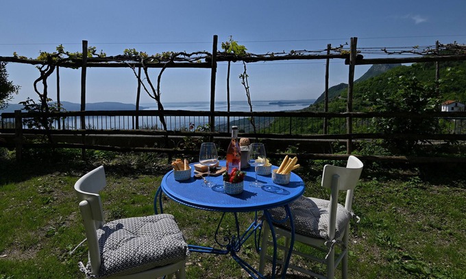 Musaga House | Perfect Retreat at Al Pos with Scenic Lake Views