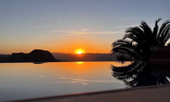 El Dondo Villa | Experience Breathtaking Sunsets by the Infinity Pool