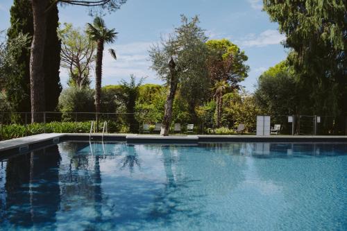 Toscolano Maderno Apartment | Elegant Al Segnavento Tramontana with Oceanfront Pool