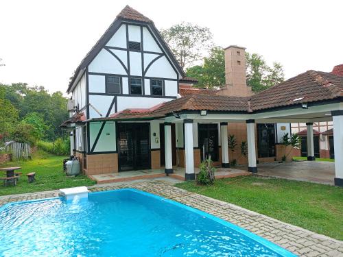 Alor Gajah Villa | Relax at Alamanda 864 with Private Pool & BBQ Experience