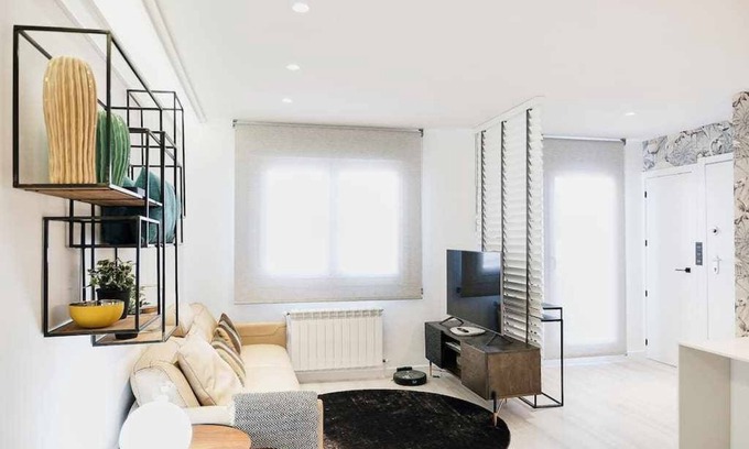 Pontevedra Apartment | Elegant Alameda Apartment with Spa and Family-Friendly Amenities