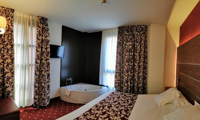Soria Hotel | Discover Alameda Centro: 4-Star Comfort with Family Amenities