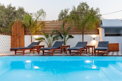 Archangelos Apartment | Relaxing Alamia Suites: Oceanfront Pool Retreat for Families