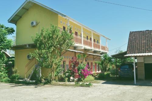 Praya House | Discover Alan's Homestay: Family-Friendly Comfort Awaits