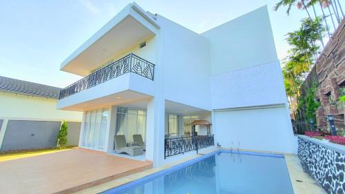 Ciloto Villa | Experience Alandalus Royal Puncak: Perfect for Families!