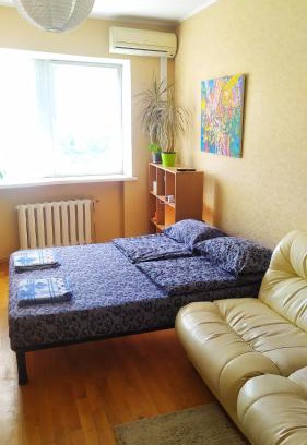 Dniprovs'kyi District Apartment | Discover Alaska Fox: Pet-Friendly Stay with Hot Tub