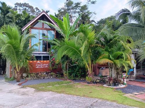 Lan Saka House | Relaxing Alaska Pool Cafe & Homestay with Top Amenities