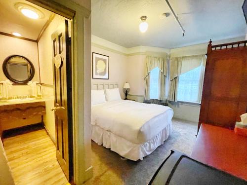 Downtown Juneau Hotel | Pet-Friendly Alaskan Hotel and Bar: Family Welcomes Await