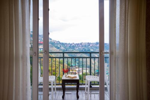 Shimla Villa | Alaya Stays Cliff Vallis 3-BHK Hill View Apartment with Balcony & Common Play Zone