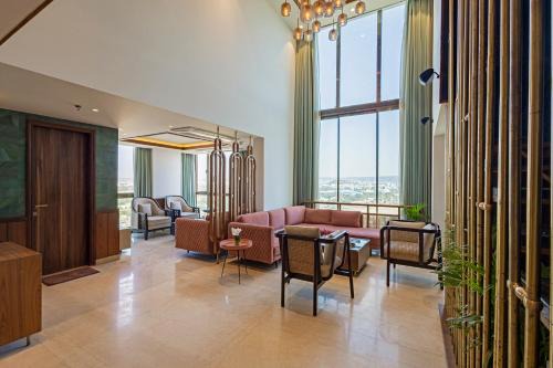 Lalkothi Villa | Alaya Stays Manhattan 1804 - 3 BHK Duplex With Stunning Views, Office & Stylish Bar