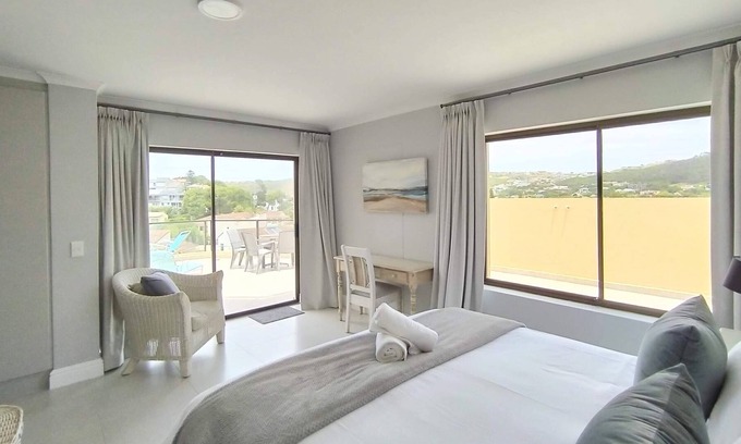 Robberg Beach Apartment | Alba Tramonto | 4 bed 3 bath - 100m Robberg Beach
