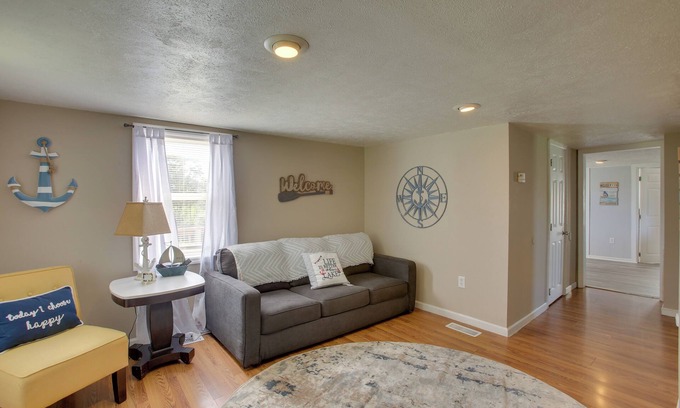 Albany Cabin | Relaxing Albany Family Lake Getaway with Spa & Breakfast!