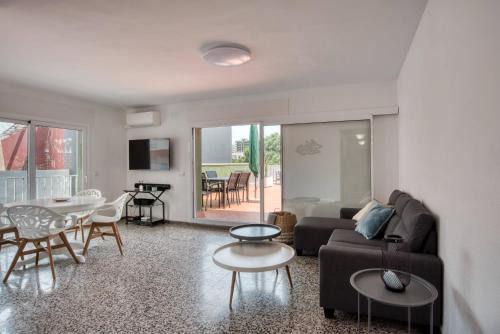 Platja d'Aro Apartment | Bright Albatros Apartment for 5 in Center with Ocean View