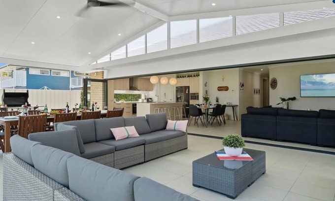Callala Beach House | Adriatic Beach House: Guest Rated 10/10 with Pool & Kitchen