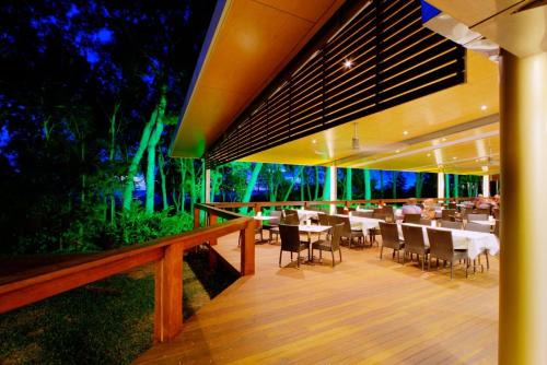 Trunding Hotel | Beachfront Albatross Bay Resort with Ocean Views & Amenities