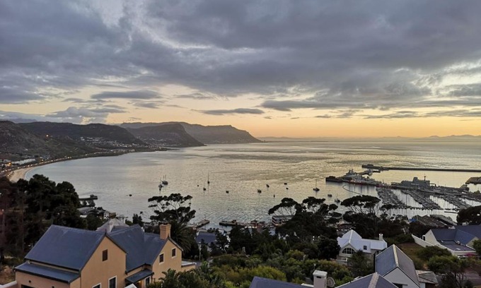 Simon's Town House | Oceanfront Albatross Guest House - 4-Star Family Escape