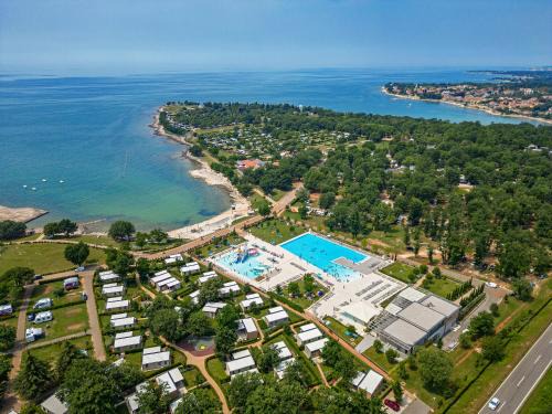 Radini Resort | Cozy Albatross Mobile Homes with Pool & Private Beach