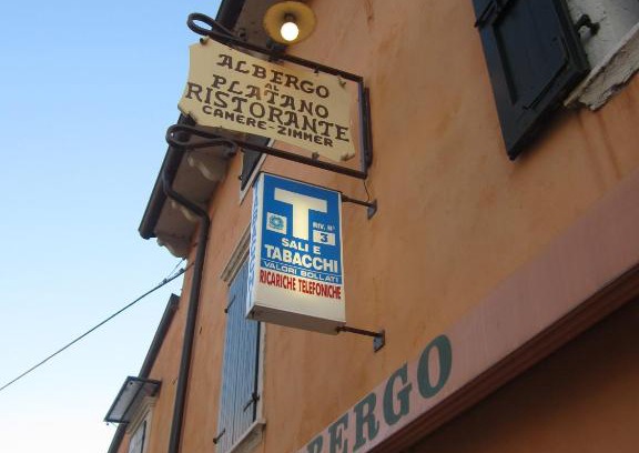Caprino Veronese Hotel | Discover Albergo Al Platano: Pet-Friendly with Great Amenities