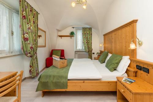 Ledro Hotel | Pet-Friendly Albergo Alla Costa with Ocean View Dining