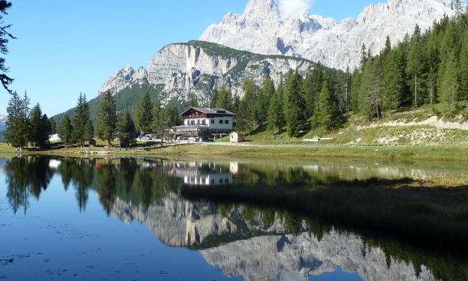 Auronzo di Cadore Hotel | Cozy Albergo Chalet Lago Antorno: Pet-Friendly Retreat