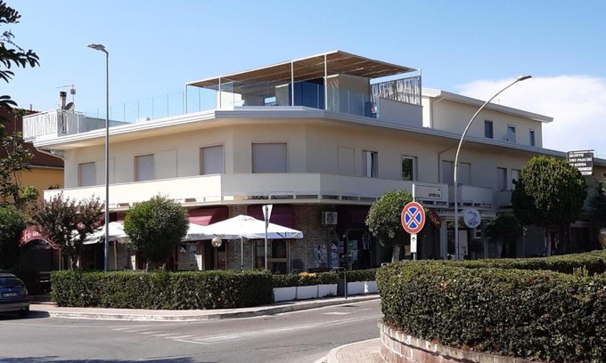 Capalbio Scalo Hotel | Discover Albergo del Lago: Family-Friendly Retreat with Hot Tub
