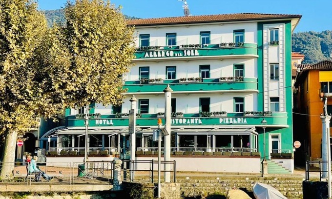 Porto Valtravaglia Hotel | Pet-Friendly Albergo Del Sole with Kitchen and Restaurant