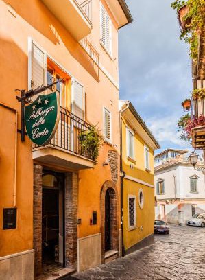 Benevento Hotel | Welcoming Albergo Della Corte: Pet-Friendly & Family Fun