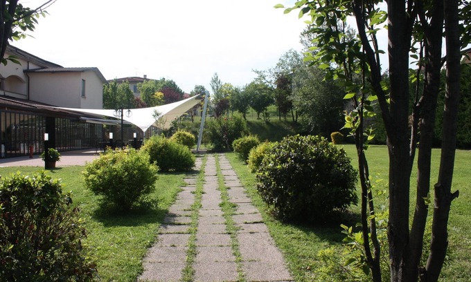 Varano de' Melegari Hotel | Discover Albergo della Roccia: 4-Star Comfort Awaits
