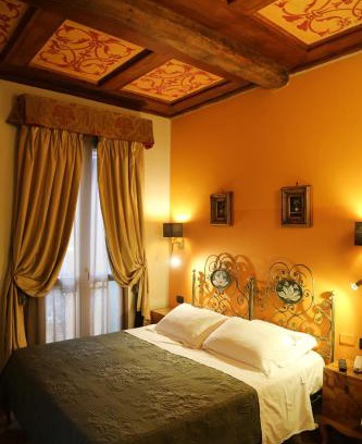 Historic Center Hotel | Discover Albergo delle Drapperie: Pet-Friendly Retreat