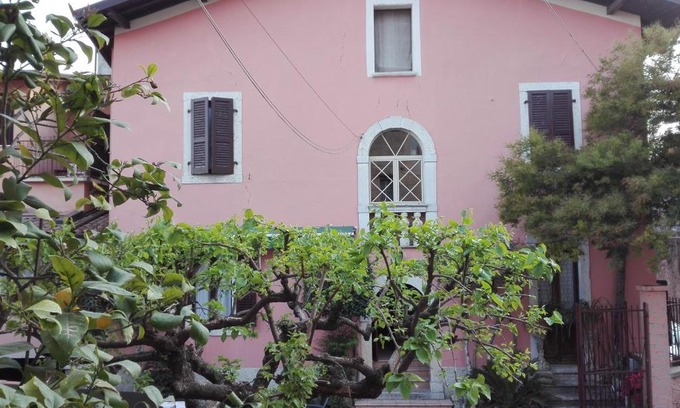 Toscolano Maderno Hotel | Pet-Friendly Retreat at Albergo Giardino with Breakfast