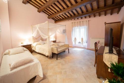 Gualdo Tadino Hotel | Pet-Friendly Albergo La Loggia di San Martino: Rated 9/10