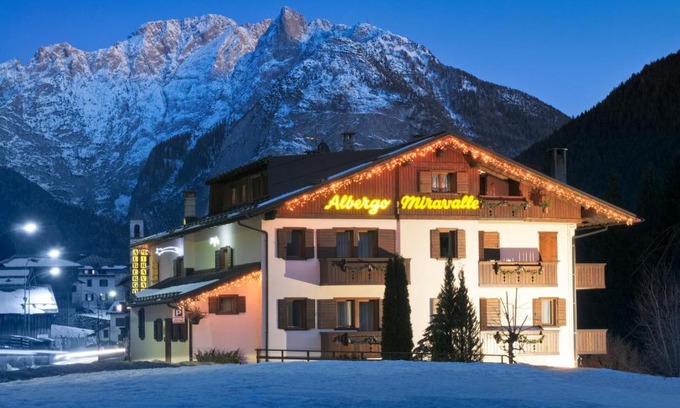 Auronzo di Cadore Hotel | Highly Rated Albergo Miravalle with Breakfast & Child-Friendly Amenities