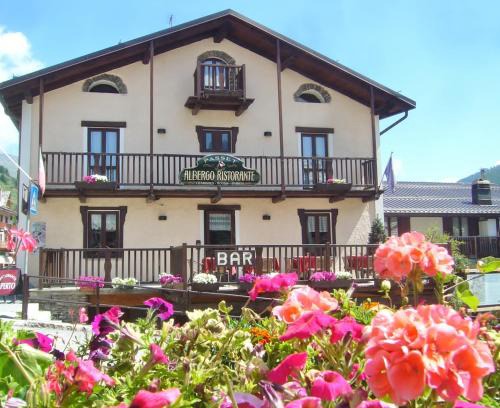 Pragelato Hotel | Welcoming Albergo Passet: Family-Friendly with Great Dining