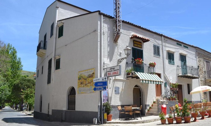 Palazzo Adriano Hotel | Pet-Friendly Retreat at Albergo Ristorante Pizzeria Del Viale