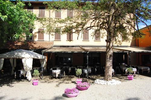 Arcore Hotel | Inviting Stay at Albergo Ristorante Sant'Eustorgio