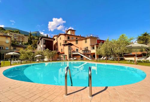 Toscolano Maderno Hotel | Albergo Vittoria: Oceanfront Retreat with Family-Friendly Perks