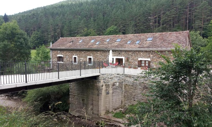 Anso Hostel | Pet-Friendly Albergue Borda Nadal with Breakfast & Dining