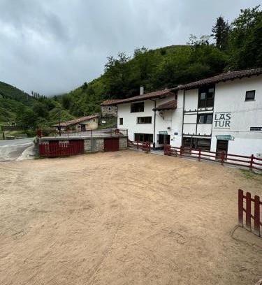Lastur Hostel | Family-Friendly Retreat at Albergue de Lastur with Kitchen
