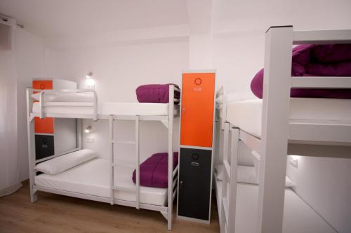 Lalin House | Family-Friendly Albergue Lalin Centro with Kitchen Access