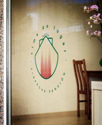 Arzua House | Discover Albergue Pensión Cima do Lugar with Breakfast Included
